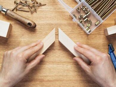 Aligning mitred wood joints on a workbench for woodworking assembly and bonding